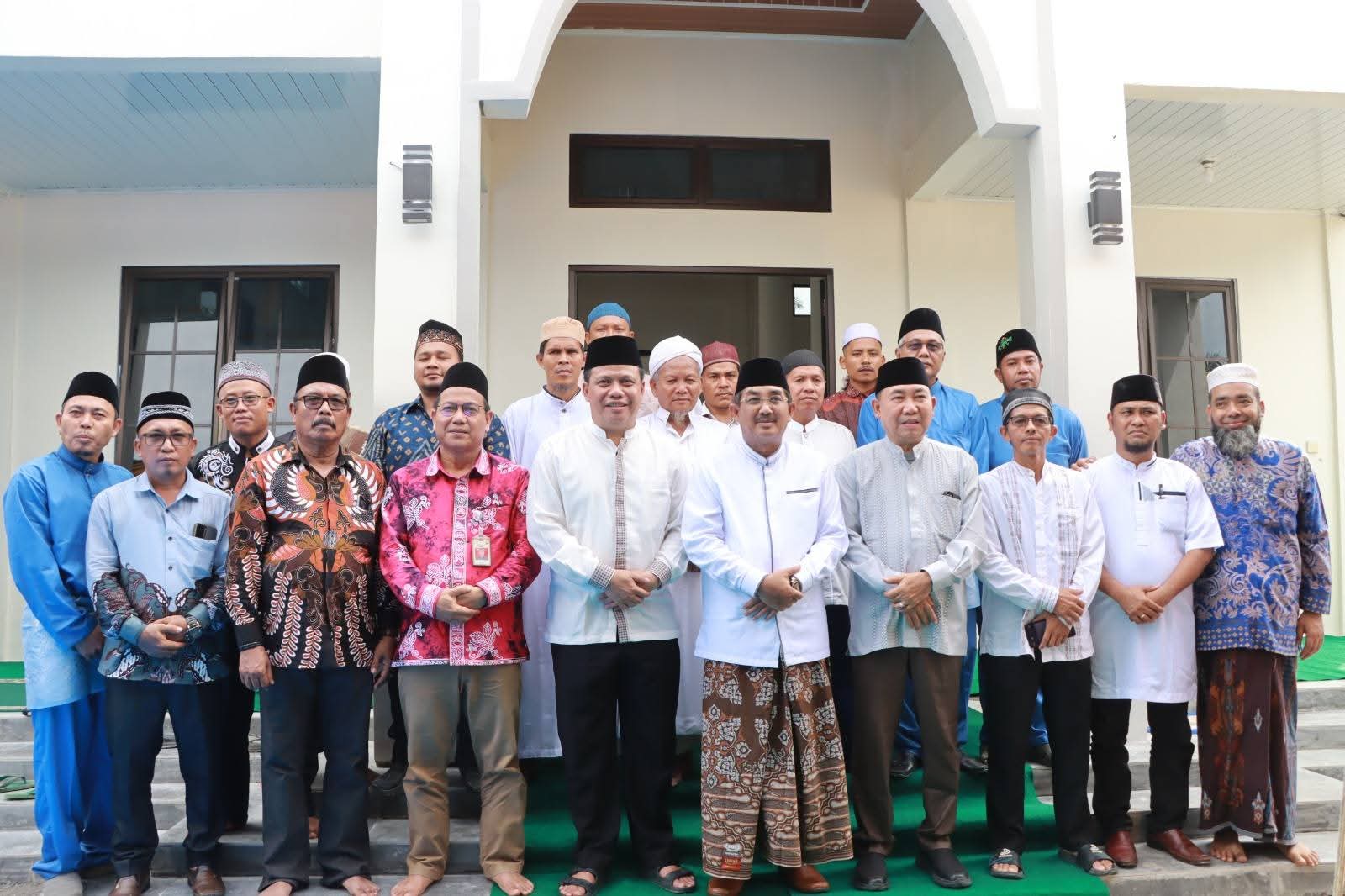 Safari Jumat di Desa Suban, Bupati Anwar Sadat Resmikan Masjid Anwar Sadat dan Berbagi Bantuan