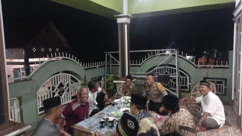 Bhabinkamtibmas Polres Lubuk Linggau Polda Sumatera Selatan Mengajak Warga Aktifkan Kembali Siskamling