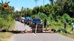Masyarakat Tala Blokade Jalan Trans Seram