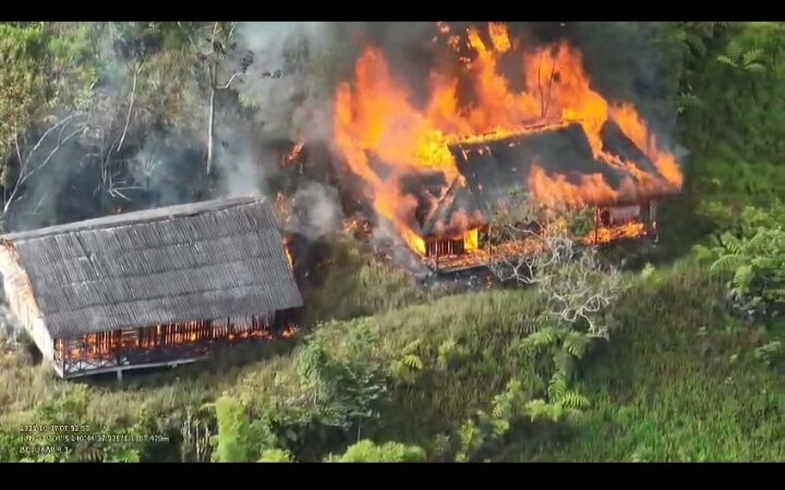 KKB Bakar SMP Negeri Kiwirok, Satgas Ops Damai Cartenz Amankan Desa Sekitar