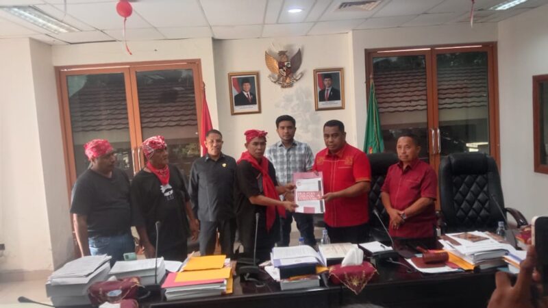 Masyarakat Adat Rumah Tiga Geruduk DPRD Maluku Minta Kebenaran Hak Ulayat