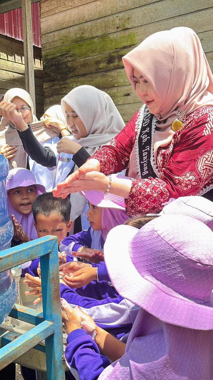 Bunda PAUD Tanjab Barat Sosialisasikan dan Praktik Cuci Tangan Pakai Sabun Bersama Anak PAUD KB Al Ihsan