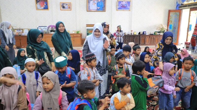 Bupati Anwar Sadat bersama Bunda PAUD Hj. Fadhilah Salurkan Bantuan Pendidikan bagi Anak Suku Duano di PAUD Husnul Khatimah