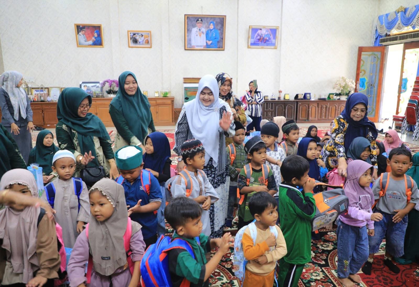 Bupati Anwar Sadat bersama Bunda PAUD Hj. Fadhilah Salurkan Bantuan Pendidikan bagi Anak Suku Duano di PAUD Husnul Khatimah