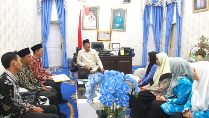 Bupati Tanjab Barat Terima Audiensi Siswi Calon Peserta OMI Nasional, Beri Dukungan Melalui Program Tanjab Barat Cerdas