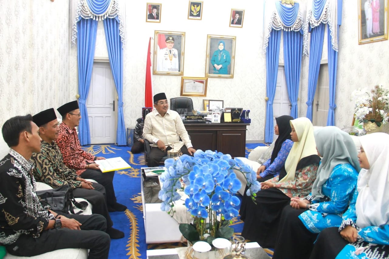 Bupati Tanjab Barat Terima Audiensi Siswi Calon Peserta OMI Nasional, Beri Dukungan Melalui Program Tanjab Barat Cerdas