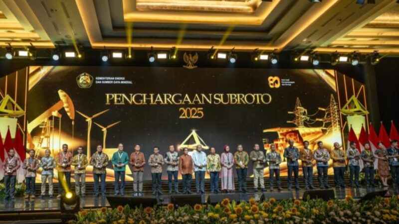 Kilang Pertamina Balongan Sukses Raih Penghargaan Bergengsi Subroto 2025 Dalam Usaha Hilir Migas  October 28, 2025 Koranpotensi – INDRAMAYU  Sebagai bagian dari mitra strategis Pemerintah Indonesia di bidang energi dan sumber daya mineral, Kilang Balongan sukses raih penghargaan bergengsi Kategori Optimalisasi Pengelolaan Gas Suar pada Kegiatan Usaha Hilir Migas Bidang Keselamatan Migas dan Optimalisasi Gas Suar pada Subroto Awards 2025 di Jakarta (25/10). Penghargaan ini diberikan oleh Kementerian Energi dan Sumber Daya Mineral (ESDM) atas Program Minimize Flare dengan penambahan Pressure Control System pada Overhead Main Fractionator melalui Gas Inert Injection yang diinisiasi oleh Kilang Balongan.  Inisiatif Modifikasi Sistem Pengantar Peraih Penghargaan ESDM Program Minimize Flare dengan melakukan modifikasi pada sistem melalui penambahan Pressure Control System pada Overhead Main Fractionator melalui Gas Inert Injection suskse mengantarkan Kilang Balongan menjadi penerima Penghargaan Subroto 2025. Penghargaan Optimalisasi Pengelolaan Gas Suar diberikan kepada Kontraktor Kontrak Kerja Sama (KKKS) Migas dan Badan Usaha Pemegang Izin Usaha Pengolahan yang melakukan optimalisasi pengelolaan gas suar, baik melalui pemanfaatan gas suar untuk berbagai penggunaan maupun melalui reduksi pembakaran gas suar.  Kilang Balongan sendiri telah melakukan berbagai inisiatif dan improvement untuk optimaliasi gas suar, dimana pada tahun 2024 terjadi penurunan gas suar sebesar kurang lebih 25% atau sekitar 3 Million Standard Cubic Feet per Day (MMSCFD) dibandingkan tahun 2023. Program penurunan gas suar ini merupakan bagian dari upaya Kilang Balongan untuk mendukung pencapaian Net Zero Emission (NZE) pada tahun 2060.  Inisiatif untuk Operasional Kilang yang Berkelanjutan dan Berdampak Nyata Berbagai Program Minimize Flare yang digagas Kilang Balongan telah memberikan dampak yang berkelanjutan dan menciptakan dampak nyata. Secara langsung, program ini telah berdampak pada ketahanan energi nasional melalui pencapaian target dan supply produk Bahan Bakar Minyak (BBM) dan Bahan Bakar Khusus (BBK) di Area Jakarta dan Jawa Bagian Barat.  Raihan Kilang Balongan dalam Subroto Awards 2025 ini semakin mengokohkan posisi Kilang Balongan sebagai perusahaan yang berkomitmen berkontribusi dan berperan aktif dalam mendukung keberlanjutan dan pengelolaan sumber daya yang bertanggung jawab.  General Manager RU VI Balongan, Yulianto Triwibowo, hadir menerima langsung penghargaan bergengsi tersebut. Ia menyampaikan bahwa raihan penghargaan ini merupakan hasil kerja keras bersama Pekerja Kilang Balongan.  “Penghargaan ini menjadi penyemangat bagi Kilang Balongan untuk terus bekerja keras, bergerak maju, menghadirkan inisiatif-inisiatif yang mendukung upaya pencapaian ketahanan energi nasional,” ujar Yulianto.  Di kesempatan terpisah, Area Manager Communication, Relation & CSR RU VI Mohamad Zulkifli menyampaikan terima kasihnya atas dukungan berbagai pihak terhadap Kilang Balongan.  “Kami ucapkan terima kasih kepada Stakeholder Kilang Balongan yang telah mendukung kelancaran operasional Kilang. Penghargaan ini menjadi komitmen kami terhadap operasional yang berkelanjutan untuk Masyarakat Indramayu” tambahnya.  Raihan Subroto Awards 2025 ini menjadi bukti komitmen Kilang Balongan dalam upaya mendukung Asta Cita Presiden Republik Indonesia, khususnya dalam memantapkan sistem pertahanan keamanan negara, mendorong kemandirian bangsa melalui energi, dan memperkuat penyelarasan kehidupan yang harmonis dengan lingkungan dan alam.