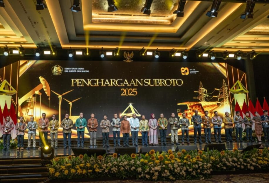 Kilang Pertamina Balongan Sukses Raih Penghargaan Bergengsi Subroto 2025 Dalam Usaha Hilir Migas  October 28, 2025 Koranpotensi – INDRAMAYU  Sebagai bagian dari mitra strategis Pemerintah Indonesia di bidang energi dan sumber daya mineral, Kilang Balongan sukses raih penghargaan bergengsi Kategori Optimalisasi Pengelolaan Gas Suar pada Kegiatan Usaha Hilir Migas Bidang Keselamatan Migas dan Optimalisasi Gas Suar pada Subroto Awards 2025 di Jakarta (25/10). Penghargaan ini diberikan oleh Kementerian Energi dan Sumber Daya Mineral (ESDM) atas Program Minimize Flare dengan penambahan Pressure Control System pada Overhead Main Fractionator melalui Gas Inert Injection yang diinisiasi oleh Kilang Balongan.  Inisiatif Modifikasi Sistem Pengantar Peraih Penghargaan ESDM Program Minimize Flare dengan melakukan modifikasi pada sistem melalui penambahan Pressure Control System pada Overhead Main Fractionator melalui Gas Inert Injection suskse mengantarkan Kilang Balongan menjadi penerima Penghargaan Subroto 2025. Penghargaan Optimalisasi Pengelolaan Gas Suar diberikan kepada Kontraktor Kontrak Kerja Sama (KKKS) Migas dan Badan Usaha Pemegang Izin Usaha Pengolahan yang melakukan optimalisasi pengelolaan gas suar, baik melalui pemanfaatan gas suar untuk berbagai penggunaan maupun melalui reduksi pembakaran gas suar.  Kilang Balongan sendiri telah melakukan berbagai inisiatif dan improvement untuk optimaliasi gas suar, dimana pada tahun 2024 terjadi penurunan gas suar sebesar kurang lebih 25% atau sekitar 3 Million Standard Cubic Feet per Day (MMSCFD) dibandingkan tahun 2023. Program penurunan gas suar ini merupakan bagian dari upaya Kilang Balongan untuk mendukung pencapaian Net Zero Emission (NZE) pada tahun 2060.  Inisiatif untuk Operasional Kilang yang Berkelanjutan dan Berdampak Nyata Berbagai Program Minimize Flare yang digagas Kilang Balongan telah memberikan dampak yang berkelanjutan dan menciptakan dampak nyata. Secara langsung, program ini telah berdampak pada ketahanan energi nasional melalui pencapaian target dan supply produk Bahan Bakar Minyak (BBM) dan Bahan Bakar Khusus (BBK) di Area Jakarta dan Jawa Bagian Barat.  Raihan Kilang Balongan dalam Subroto Awards 2025 ini semakin mengokohkan posisi Kilang Balongan sebagai perusahaan yang berkomitmen berkontribusi dan berperan aktif dalam mendukung keberlanjutan dan pengelolaan sumber daya yang bertanggung jawab.  General Manager RU VI Balongan, Yulianto Triwibowo, hadir menerima langsung penghargaan bergengsi tersebut. Ia menyampaikan bahwa raihan penghargaan ini merupakan hasil kerja keras bersama Pekerja Kilang Balongan.  “Penghargaan ini menjadi penyemangat bagi Kilang Balongan untuk terus bekerja keras, bergerak maju, menghadirkan inisiatif-inisiatif yang mendukung upaya pencapaian ketahanan energi nasional,” ujar Yulianto.  Di kesempatan terpisah, Area Manager Communication, Relation & CSR RU VI Mohamad Zulkifli menyampaikan terima kasihnya atas dukungan berbagai pihak terhadap Kilang Balongan.  “Kami ucapkan terima kasih kepada Stakeholder Kilang Balongan yang telah mendukung kelancaran operasional Kilang. Penghargaan ini menjadi komitmen kami terhadap operasional yang berkelanjutan untuk Masyarakat Indramayu” tambahnya.  Raihan Subroto Awards 2025 ini menjadi bukti komitmen Kilang Balongan dalam upaya mendukung Asta Cita Presiden Republik Indonesia, khususnya dalam memantapkan sistem pertahanan keamanan negara, mendorong kemandirian bangsa melalui energi, dan memperkuat penyelarasan kehidupan yang harmonis dengan lingkungan dan alam.