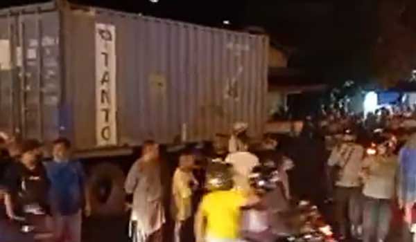 Truk Trontong Membandel Aktivitas Diatas Jam Operasional