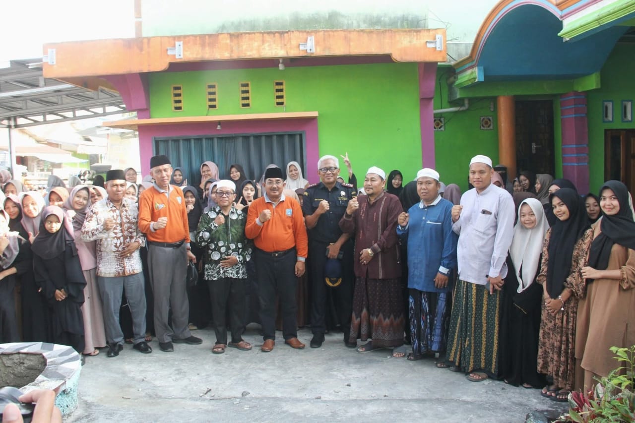 Bupati Anwar Sadat Terima Hibah 40 Ton Beras dari Bea Cukai untuk Pondok Pesantren di Tanjab Barat