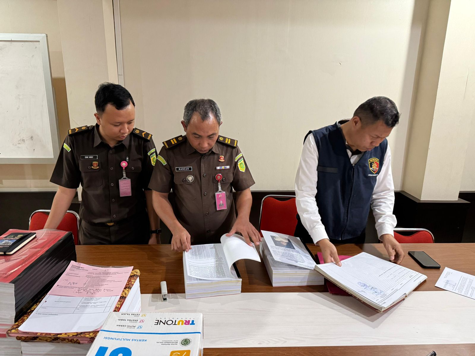 Polda Gorontalo Serahkan Berkas Perkara Tersangka Korupsi RE Ke JPU 