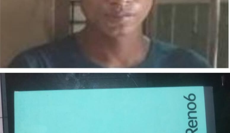 Saat korban Berdiri Memilih Telur Sambil Memegang Dompet Panjang , Tiba-tiba Pelaku AKS mengendarai Sepeda Motor Melakukan Aksi Jambret