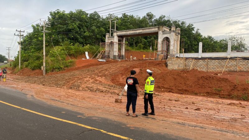 Cegah Lakalantas Akibat Material Jatuh ke Badan Jalan dan Licin, Satlantas Polres Musi Rawas Himbau Penanggung Jawab Proyek untuk Lakukan Pembersihan