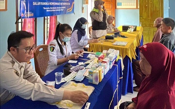 ASN Polres Musi Rawas Hadir Ditengah Masyarakat Gelar Pengobatan Gratis di Desa Pedang, Rangka HUT Korpri Ke -54