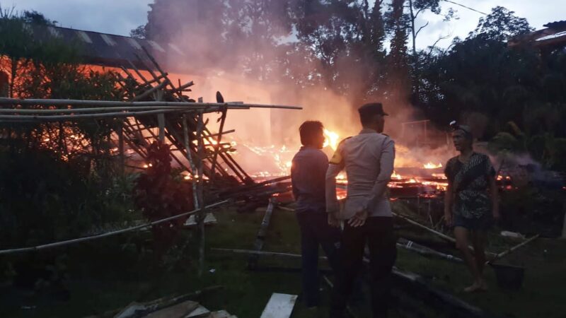 Dua Rumah Warga Margatunggal Terbakar, Kapolres Musi Rawas dan Kapolsek Jayaloka Himbau Warga Diminta Rutin Cek Instalasi Listrik 