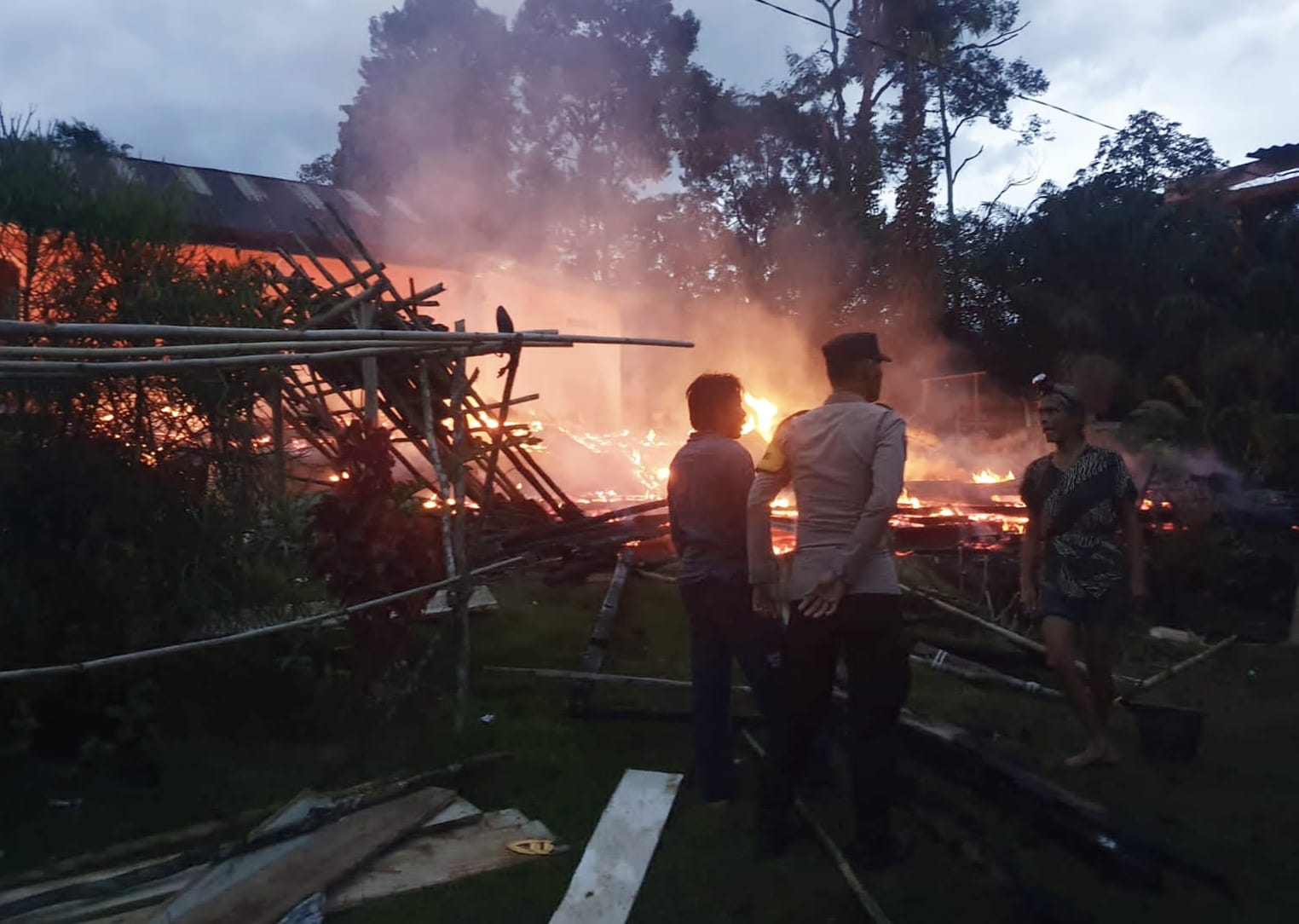 Dua Rumah Warga Margatunggal Terbakar, Kapolres Musi Rawas dan Kapolsek Jayaloka Himbau Warga Diminta Rutin Cek Instalasi Listrik 