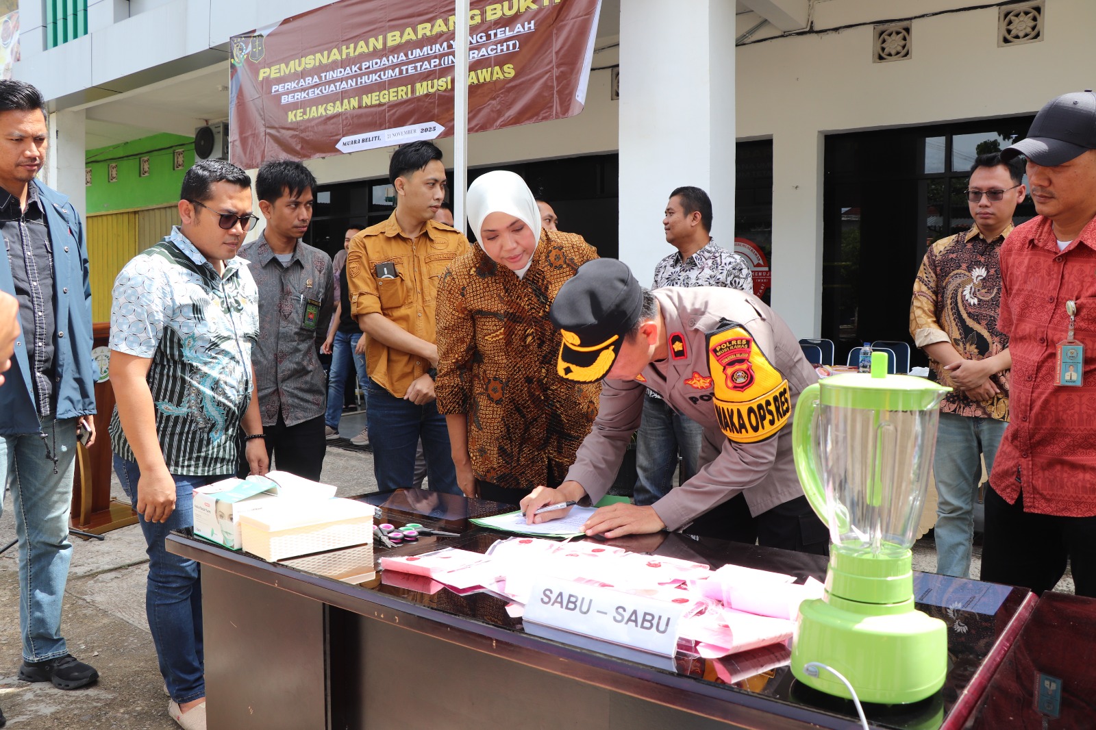 Bentuk Sinergitas, Wakili Kapolres Musi Rawas, Wakapolres Hadiri Pemusnahan Barang Bukti di Kejaksaan Negeri Musi Rawas