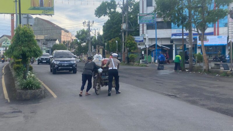 Tidak Hanya Hadir Untuk Menjaga (Kamtibcar Lantas), Tetapi Juga Hadir Sebagai Sosok Penolong yang Peka Terhadap Kesulitan Warga di Sekitarnya