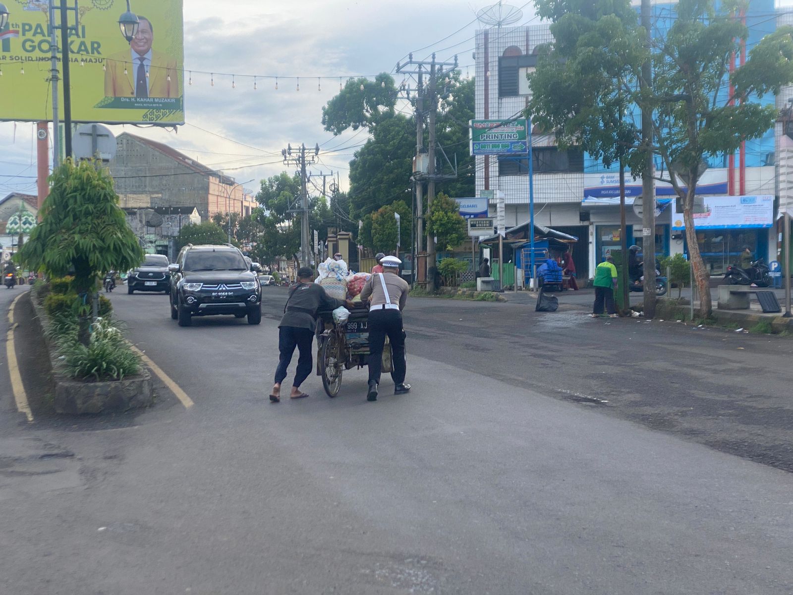 Tidak Hanya Hadir Untuk Menjaga (Kamtibcar Lantas), Tetapi Juga Hadir Sebagai Sosok Penolong yang Peka Terhadap Kesulitan Warga di Sekitarnya