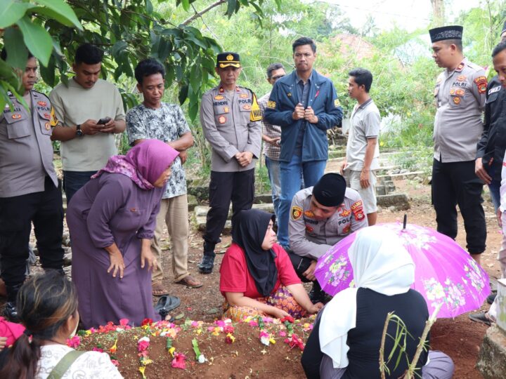 Turut Prihatin dan Berbelasungkawa, Polres Musi Rawas Kunjungi Rumah Duka, Hadir ke Pemakaman Almarhum Kelvin, Serta Berikan Tali Asih