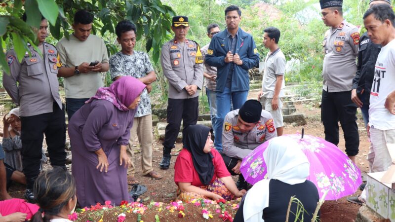 Turut Prihatin dan Berbelasungkawa, Polres Musi Rawas Kunjungi Rumah Duka, Hadir ke Pemakaman Almarhum Kelvin, Serta Berikan Tali Asih