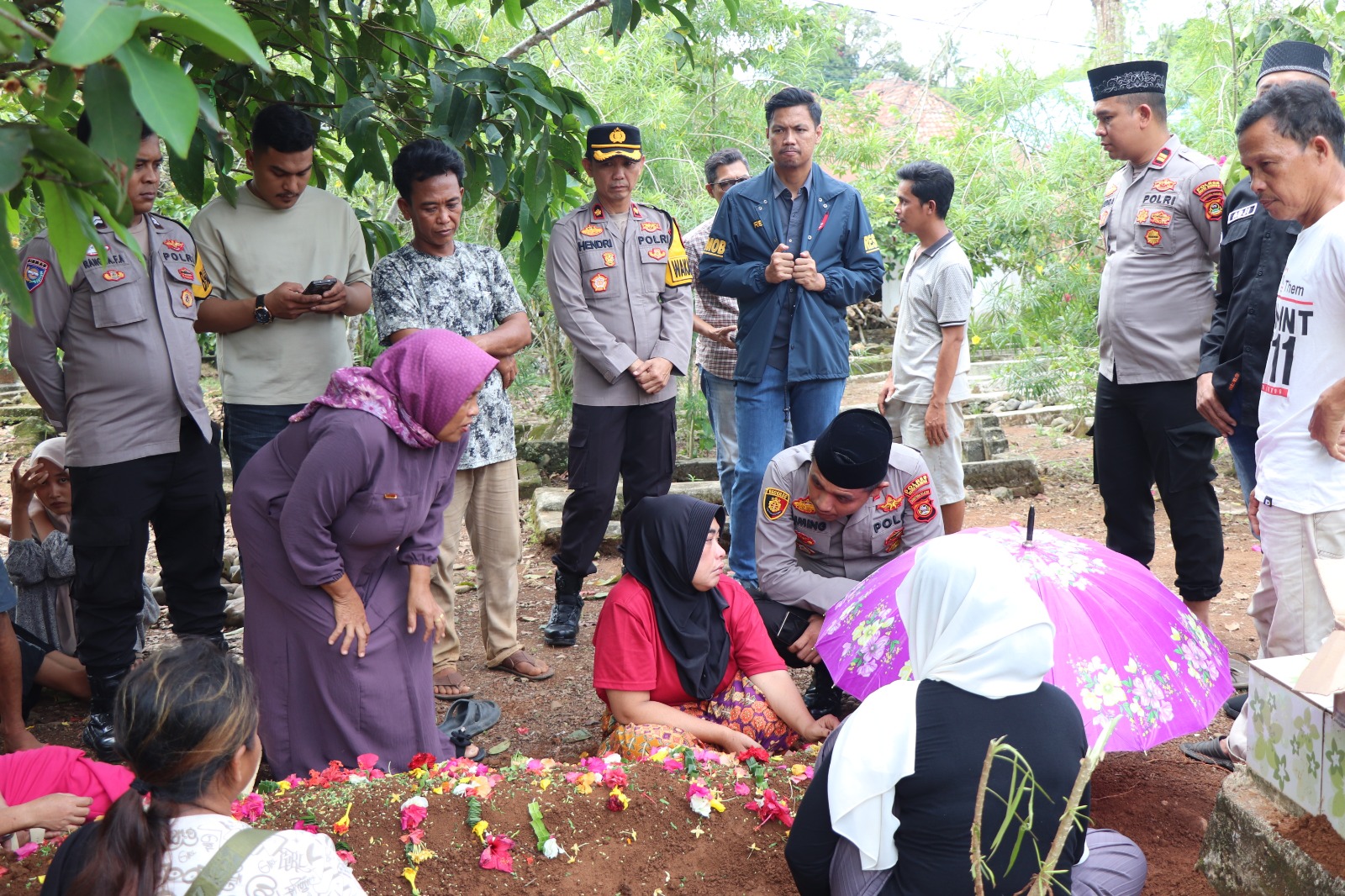 Turut Prihatin dan Berbelasungkawa, Polres Musi Rawas Kunjungi Rumah Duka, Hadir ke Pemakaman Almarhum Kelvin, Serta Berikan Tali Asih