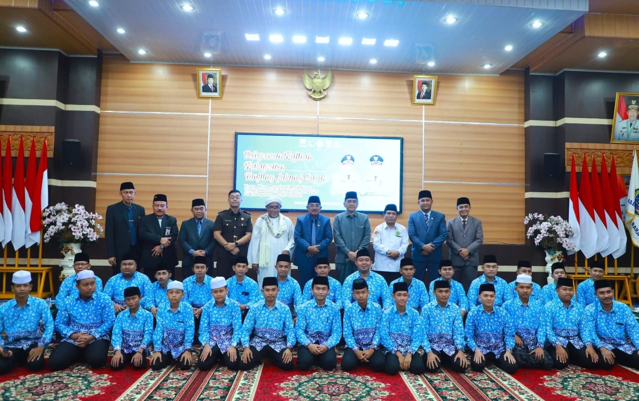 Bupati Anwar Sadat Lepas Kafilah MTQ Tanjab Barat, Ajak Teladani Semangat Pahlawan dalam Kesungguhan dan Kesabaran