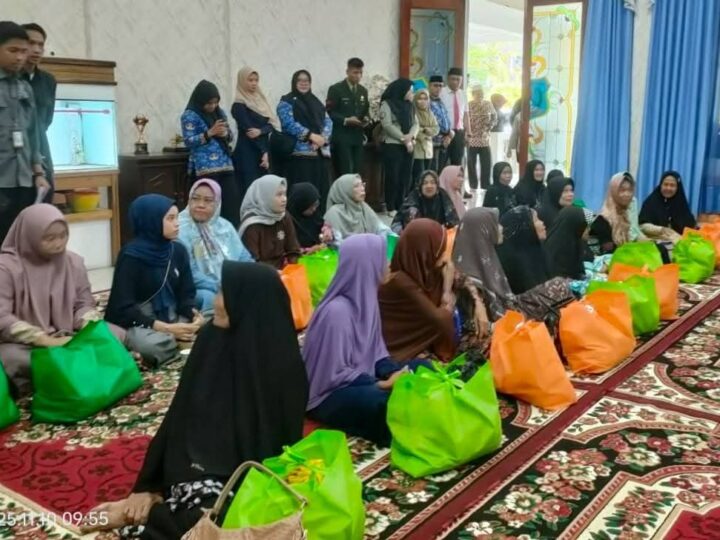 Bupati Tanjung Jabung Barat Serahkan Bantuan kepada Istri Veteran di Hari Pahlawan