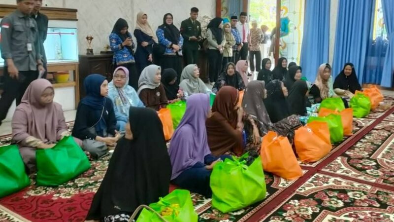 Bupati Tanjung Jabung Barat Serahkan Bantuan kepada Istri Veteran di Hari Pahlawan