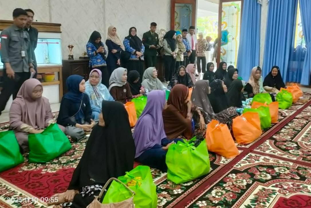 Bupati Tanjung Jabung Barat Serahkan Bantuan kepada Istri Veteran di Hari Pahlawan