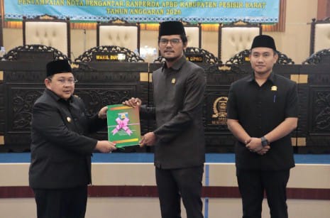 WAKIL BUPATI IRAWAN TOPANI HADIRI RAPAT PARIPURNA DENGAN AGENDA PENYAMPAIAN NOTA PENGANTAR RANPERDA APBD PESIBAR TAHUN ANGGARAN 2026