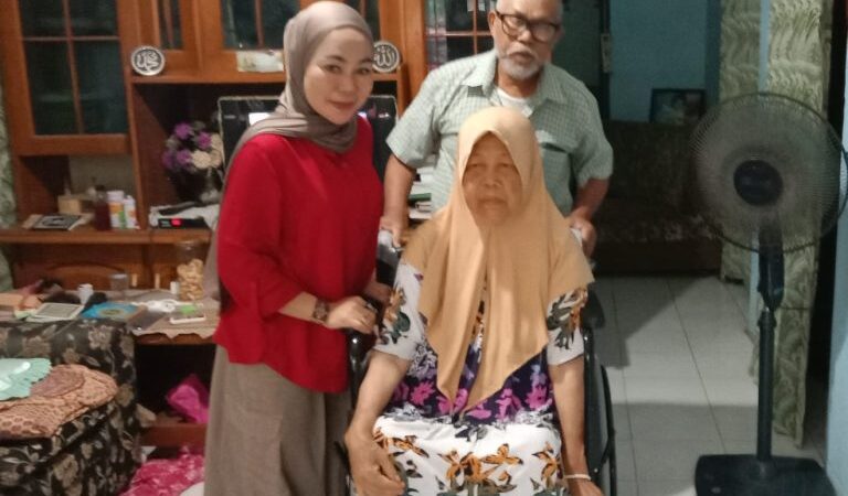 Wujud Nyata Kepedulian Wakil Rakyat, Anggota DPRD Pangandaran Ai Nanan Handayani Serahkan Bantuan Kursi Roda Untuk Warga