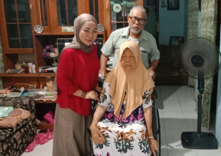 Wujud Nyata Kepedulian Wakil Rakyat, Anggota DPRD Pangandaran Ai Nanan Handayani Serahkan Bantuan Kursi Roda Untuk Warga