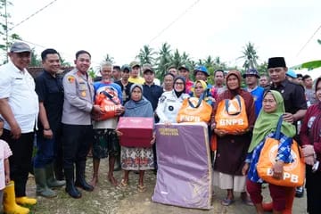 Ketua DPRD Pangandaran Bersama Bupati Dan Kapolres Berikan Bantuan Kepada Korban Terdampak Banjir