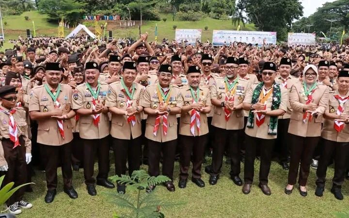 Bupati Anwar Sadat Dianugerahi Lencana Bergengsi “Tokoh Pramuka Perintis Utama” di Apel Besar Hari Pramuka ke-64