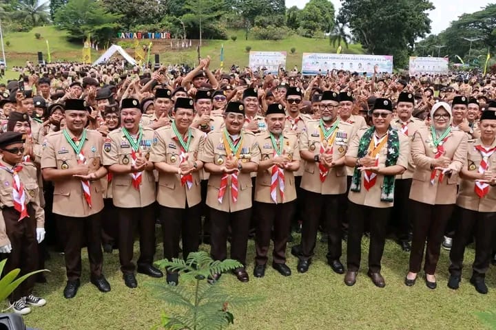 Bupati Anwar Sadat Dianugerahi Lencana Bergengsi “Tokoh Pramuka Perintis Utama” di Apel Besar Hari Pramuka ke-64