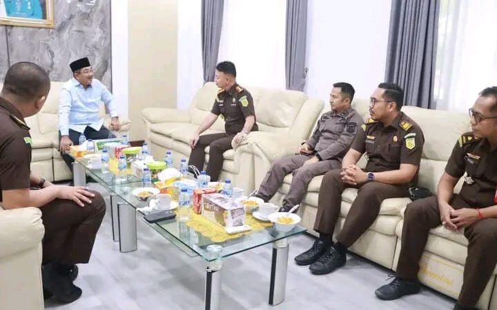 Bupati Anwar Sadat Terima Silaturahmi Kajari Baru, Perkuat Sinergi Penegakan Hukum di Tanjab Barat