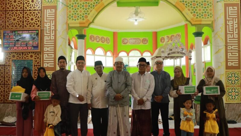 Seberangi Sungai Pengabuan, Bupati Sambangi Masyarakat Kecamatan Seberang Kota