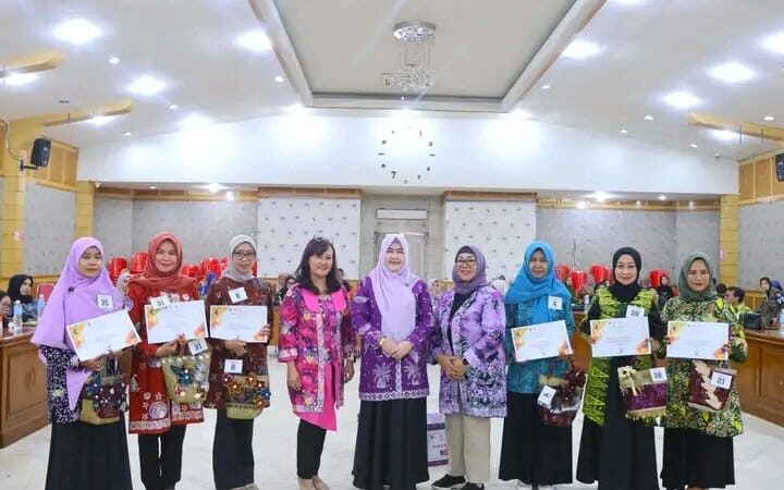 Ketua Dekranasda Tanjab Barat Hj. Fadhilah Sadat Apresiasi Lomba Modifikasi Tas Purun Sambut Hari Batik Nasional
