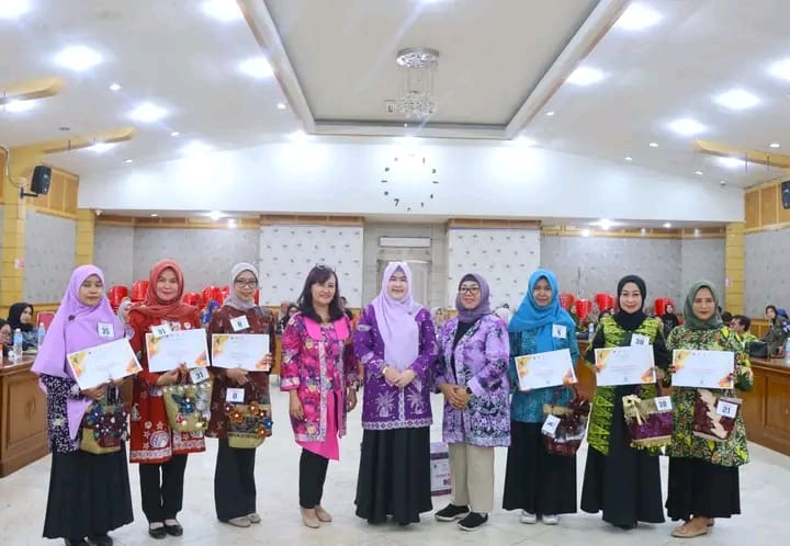 Ketua Dekranasda Tanjab Barat Hj. Fadhilah Sadat Apresiasi Lomba Modifikasi Tas Purun Sambut Hari Batik Nasional
