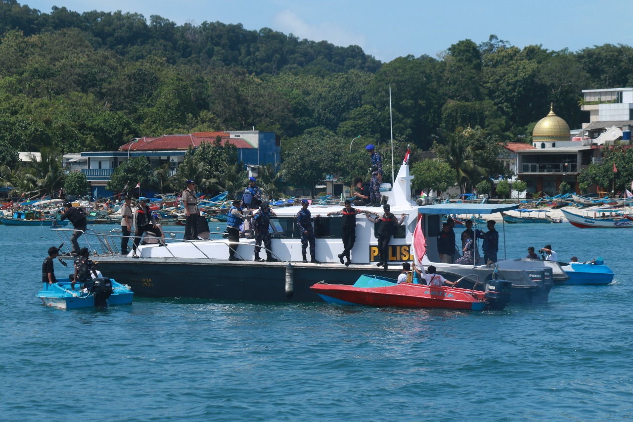 “HUT Polairud ke-75” Polres Pangandaran gelar Tabur bunga di Teluk Pananjung
