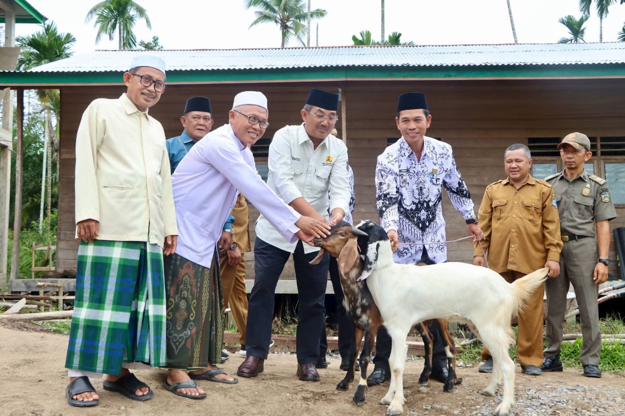 Bupati Serahkan Bantuan Kambing dan Dana Pengembangan untuk Pesantren di Kecamatan Pengabuan