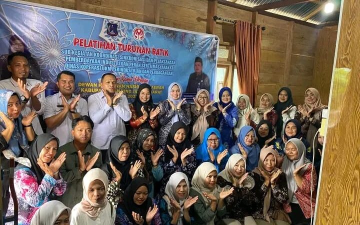 Dekranasda Tanjab Barat Latih Ibu-Ibu Ciptakan Produk Turunan Batik Bernilai Ekonomi