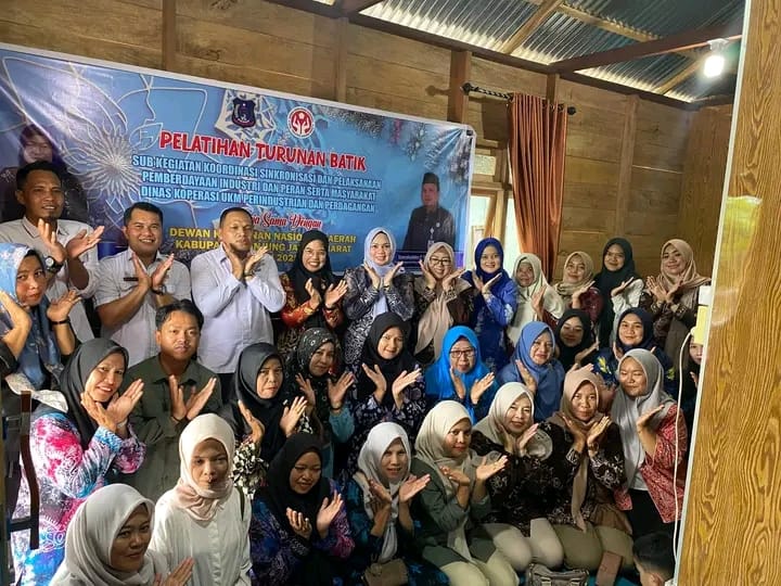 Dekranasda Tanjab Barat Latih Ibu-Ibu Ciptakan Produk Turunan Batik Bernilai Ekonomi