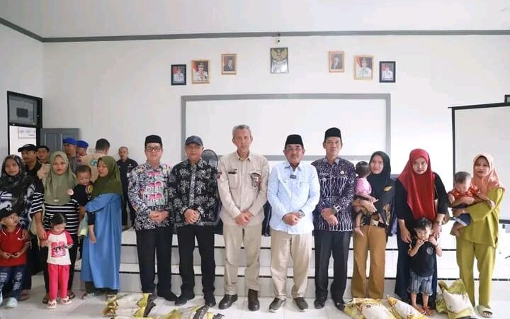 Bupati Anwar Sadat Serahkan Bantuan Sembako dan Beras Nutri Zinc Kepada Masyarakat Kurang Mampu dan Anak Stunting