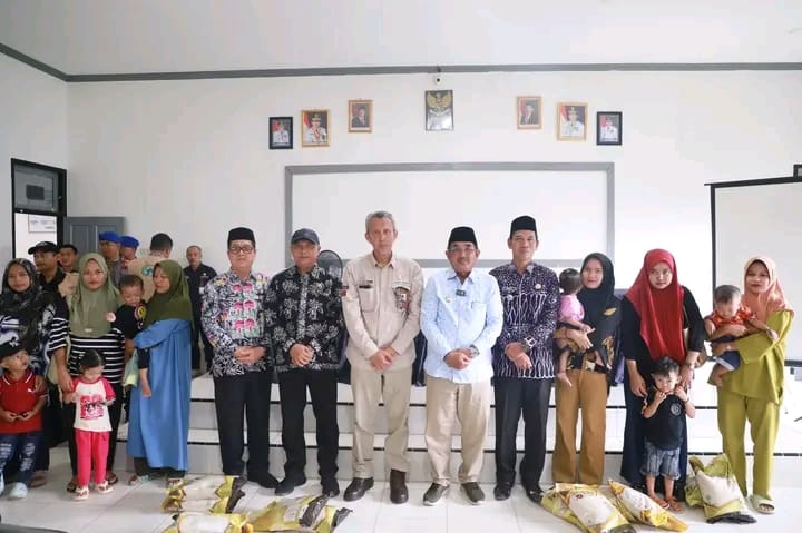 Bupati Anwar Sadat Serahkan Bantuan Sembako dan Beras Nutri Zinc Kepada Masyarakat Kurang Mampu dan Anak Stunting
