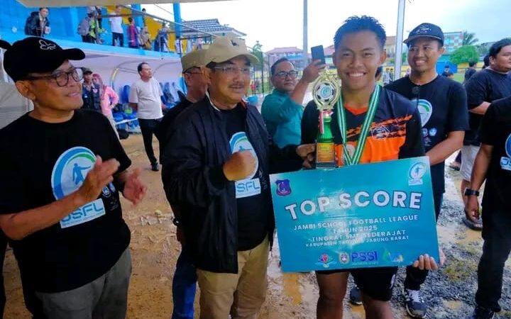 Final Dramatis di Tengah Hujan, SMPN 03 Juara! Bupati Anwar Sadat Apresiasi Generasi Emas Sepak Bola