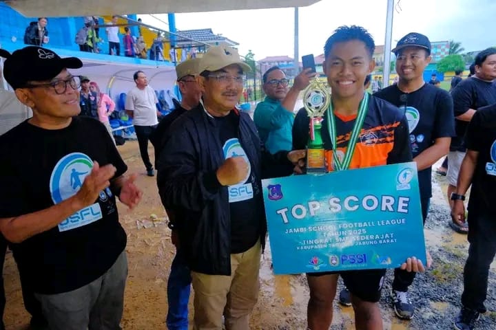 Final Dramatis di Tengah Hujan, SMPN 03 Juara! Bupati Anwar Sadat Apresiasi Generasi Emas Sepak Bola