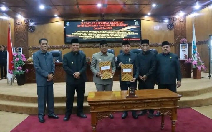 Bupati dan Wabup Hadiri Paripurna Keempat DPRD Pengambilan Keputusan Terhadap Ranperda APBD Tanjab Barat TA. 2026