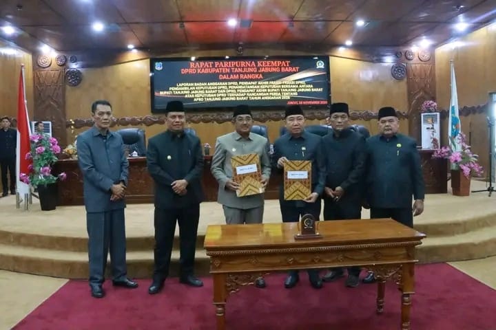 Bupati dan Wabup Hadiri Paripurna Keempat DPRD Pengambilan Keputusan Terhadap Ranperda APBD Tanjab Barat TA. 2026